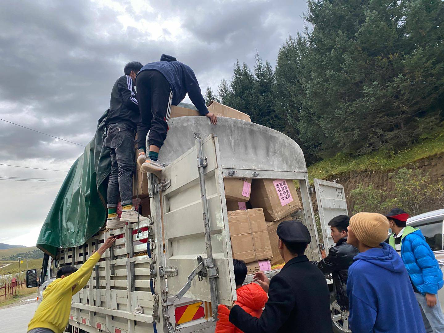 hth华体网站登录入口-华体(中国)公益回顾丨家国同欢月同圆 温暖满载甘孜州(图5)