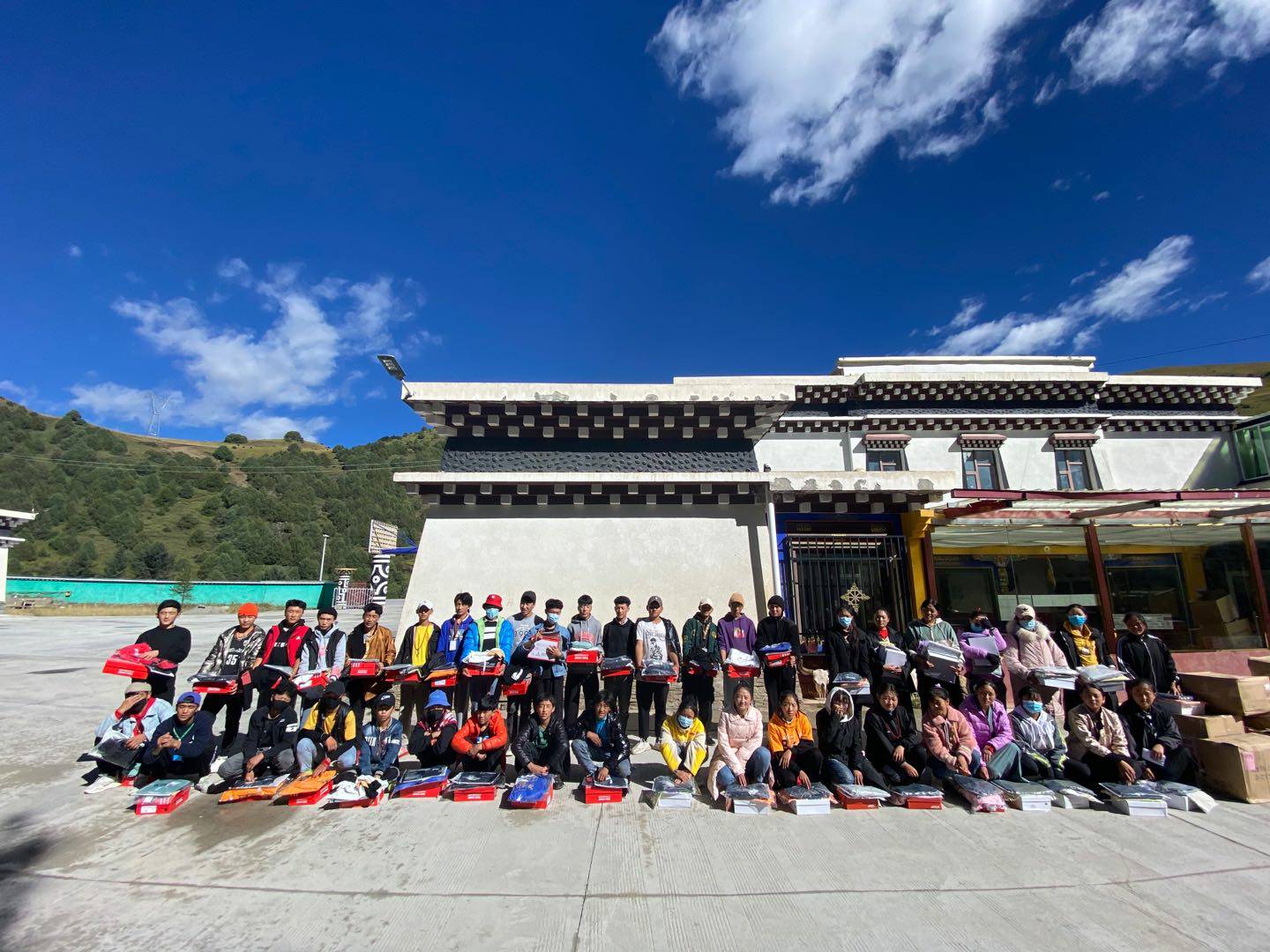 hth华体网站登录入口-华体(中国)公益回顾丨家国同欢月同圆 温暖满载甘孜州(图8)